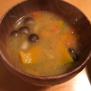 かぼちゃ人参しめじと玉ねぎの味噌汁